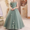Robe de demoiselle d'honneur verte coupe trapèze avec fleurs perlées et tulle