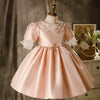 Robe de demoiselle d'honneur en satin rose à manches courtes et longueur thé de princesse